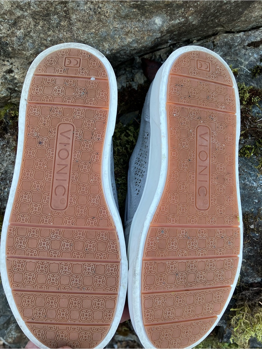 Vionic Slip-On Perforated Sneakers in Grey Sz 6.5 - Picture 5 of 6